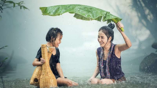 Ilustrasi mandi hujan.