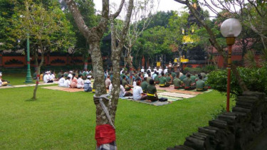 Ratusan umat Hindu melakukan Doa Puja Santi, Jumat, 18 November 2016. 