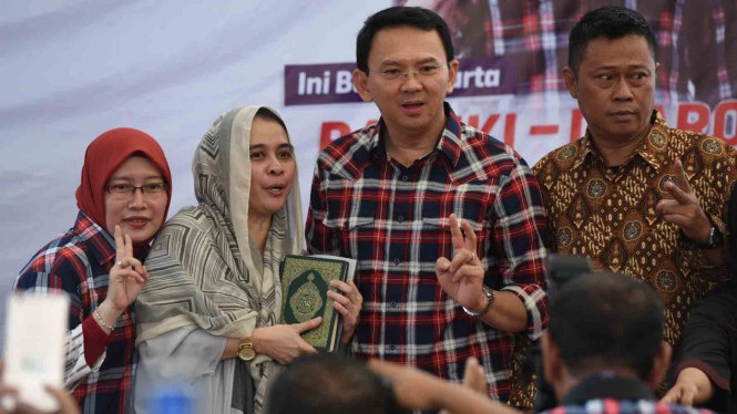 Calon Gubernur DKI petahana Jakarta Basuki Tjahaja Purnama atau Ahok bersama pendukungnya