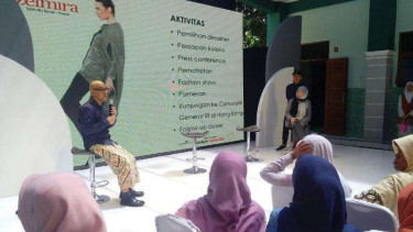 Desainer Taruna K. Kusmayadi memberi pemaparan di SMU Nu Banat, Kudus