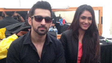 Mrunal Thakur dan Arjit Taneja, bintang serial televisi Lonceng Cinta di ANTV, usai jumpa penggemar di Mall of Serang, Banten, pada Jumat, 18 November 2016.