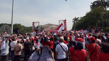 Massa parade Bhineka Tunggal Ika di Patung Kuda.