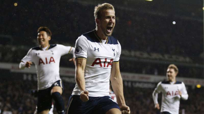 Bomber Spurs, Harry Kane, merayakan gol.