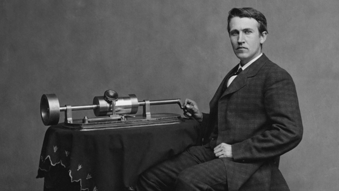 Thomas Alva Edison dengan fonograf