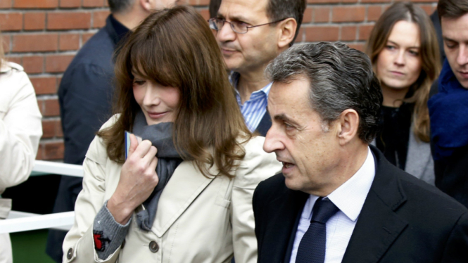 Mantan Presiden Prancis Nicolas Sarkozy dan istrinya, Carla Bruni.