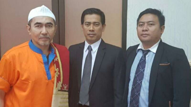 Gatot Brajamusti bersama kuasa hukumnya, Achmad Rifai