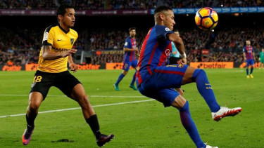Bek Malaga, Roberto Rosales saat menjaga pergerakan Neymar
