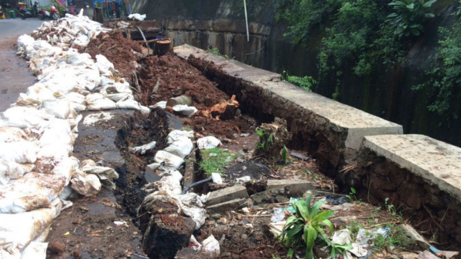 Turap di kawasan Patra Kuningan amblas.
