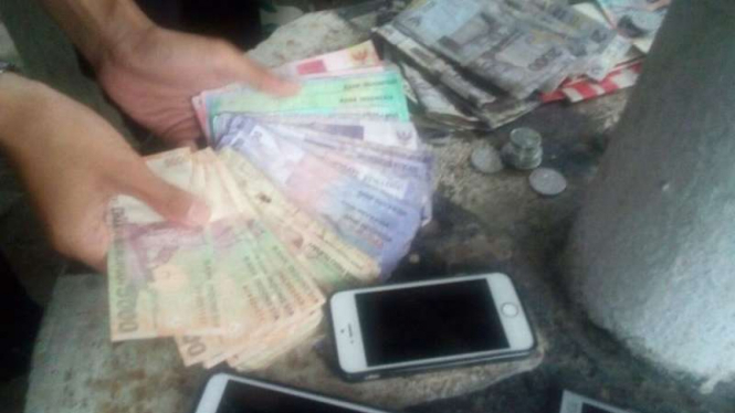 Barang bukti yang disita dari pengemis di JPO Sarinah, Jakarta, 22 November 2016