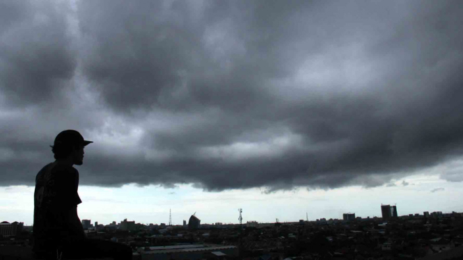 Langit berawan tebal. 