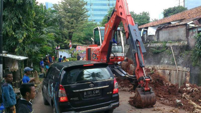 Ekskavator diturunkan perbaiki jalan yang  ambles