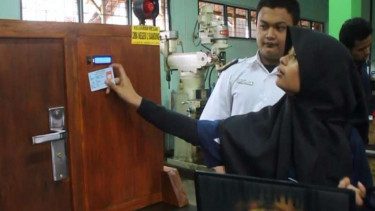 Siswa temukan alat kunci pintu pakai e-KTP