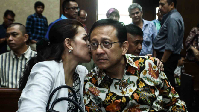 Mantan Ketua Dewan Perwakilan Daerah (DPD), Irman Gusman, bersama istrinya dalam sidang lanjutan dugaan suap distribusi gula impor di Pengadilan Tipikor.