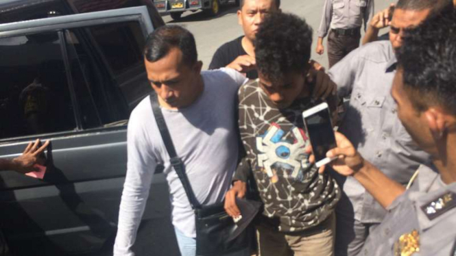 Abraham (19), remaja asal Kota Ambon yang diamankan polisi lantaran ulahnya mengunggah status kebencian terhadap agama lain, Selasa (22/11/2016)