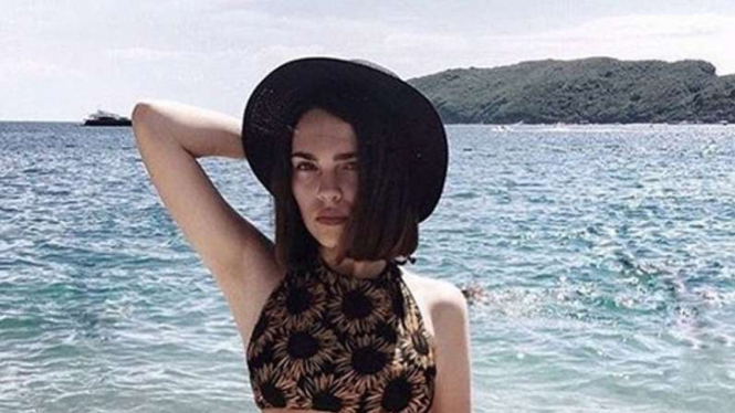 Model mengenakan bikini ramah lingkungan label Liar