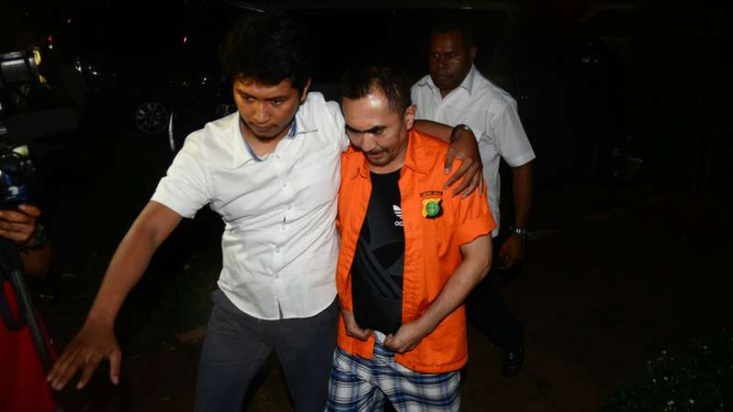 Gatot Brajamusti atau Aa Gatot usai menjalani pemeriksaan di Polda Metro Jaya, Selasa malam (22/11/2016)
