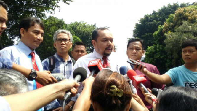 Buni Yani (kemeja kotak) bersama kuasa hukumnya.