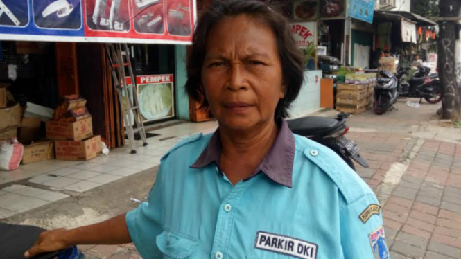 Ibu Nok, sang juru parkir wanita