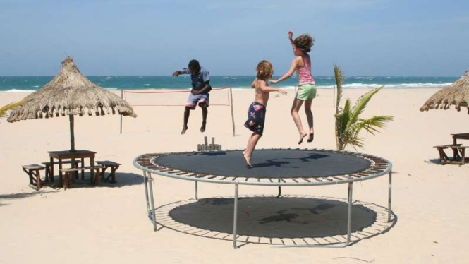 Ilustrasi bermain trampolin