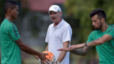 Pelatih Timnas Indonesia, Alfred Riedl (tengah)