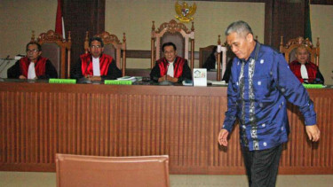 Terdakwa korupsi pembangunan dermaga Sabang, Ruslan Abdul Gani (kanan)