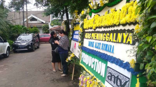 Karangan bunga duka cita di kediaman Alex Kumara.