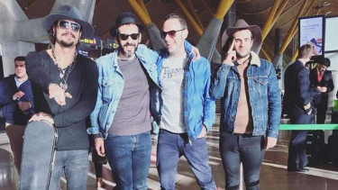 Dani Osvaldo (kiri) bersama bandnya, Barrio Viejo