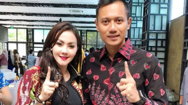 Pesinetron Ade Fitrie memproklamirkan dukungannya terhadap Agus Harimurti 