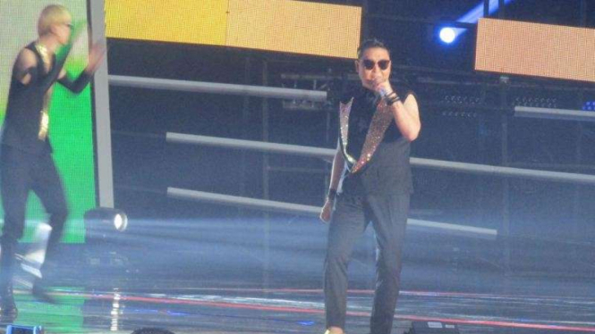PSY tampil di konser Dare To Dream Kamis, 24 November 2016