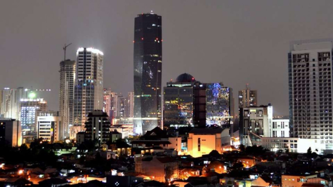 Pemandangan Bakrie Tower di malam hari