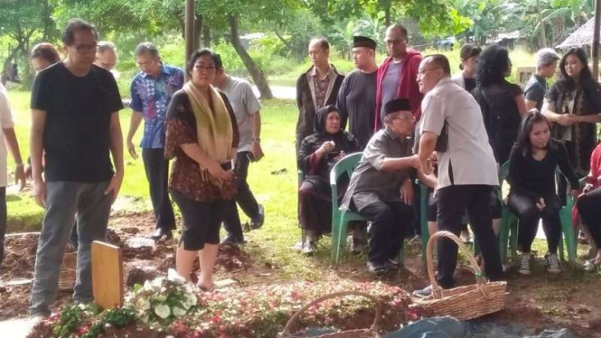 pemakaman alex kumara dipenuhi kerabat dan sahabat dekat