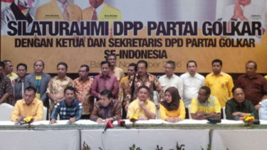 Ketua Umum Partai Golkar, Setya Novanto (batik coklat di barisan depan).