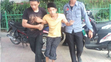 Asep (baju kuning) ditangkap karena mengemis di Tanah Abang, Jakarta Pusat.