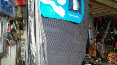 Karpet mobil aftermarket.