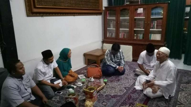 Dua penghina Gus Mus, masing-masing Pandu Wijaya dan Bahtiar Prasojo tertunduk malu saat meminta maaf ke Gus Mus di Pondok Pesantren Raudhatul Thalibin Leteh Rembang, Jumat (25/11/2016).