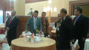 Menteri Pendidikan dan Kebudayaan Muhadjir Effendy (berkopiah hitam)