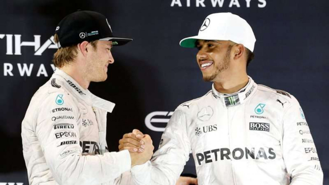 Pembalap Tim Mercedes, Nico Rosberg (kiri) dan Lewis Hamilton.