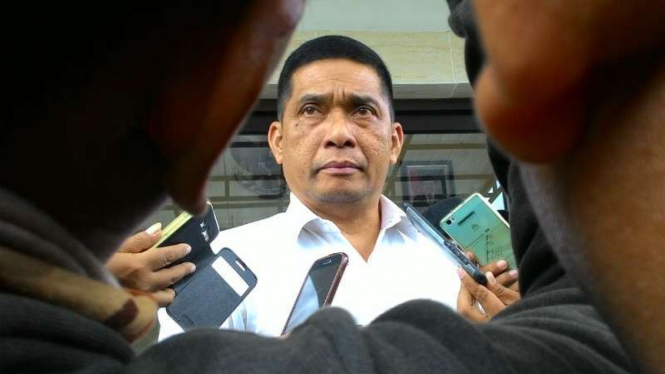 Kepala BNN Jawa Timur, Brigadir Jenderal Polisi Amrin Remico, memperlihatkan barang bukti hasil penggeberekan kampung narkoba di Bangkalan, Madura, pada Senin, 28 November 2016.