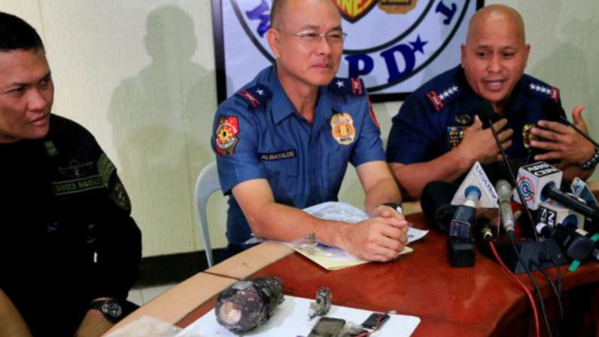 Direktur Polisi Nasional Filipina Ronald dela Rosa saat memaparkan temuan bom di dekat Kedubes AS di Manila, Senin, 28 November 2016.