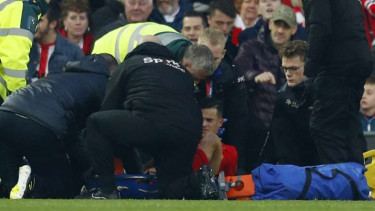 Insiden pemain cedera di lapangan pada laga Premier League.
