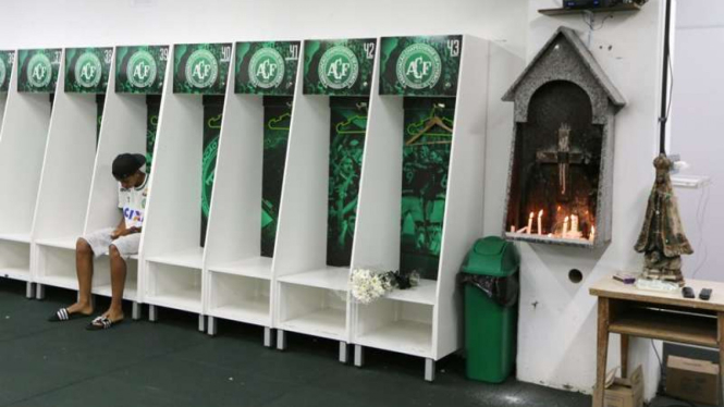 Pemain Chapecoense di ruang ganti stadion yang kosong