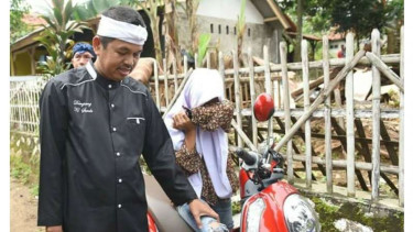 Bupati Purwakarta Dedi Mulyadi bersama seorang anak perempuan berhijab yang diunggahnya di akun twitter, Selasa (29/11/2016)