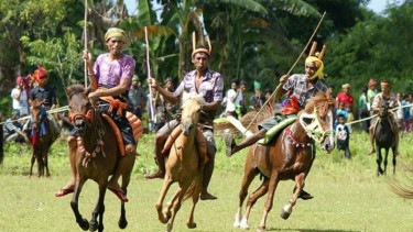 Tradisi Pasola di Sumba.