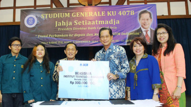Presdir BCA Jahja Setiaatmadja menyerahkan secara simbolis donasi beasiswa 