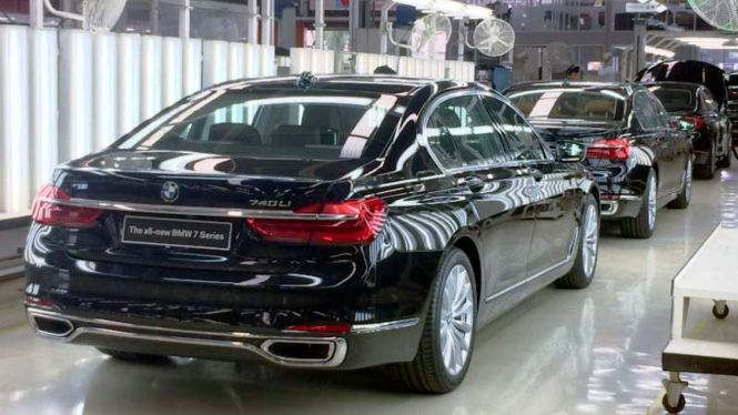 BMW 730Li rakitan dalam negeri.