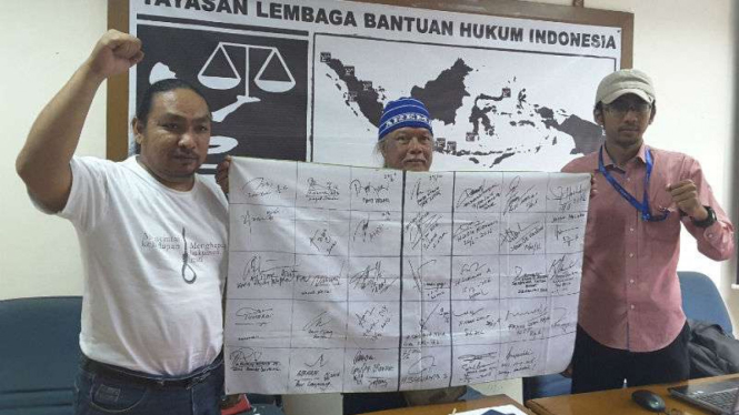 Indra Azwan (tengah), tunjukkan tanda tangan dukungan gubernur se-Indonesia