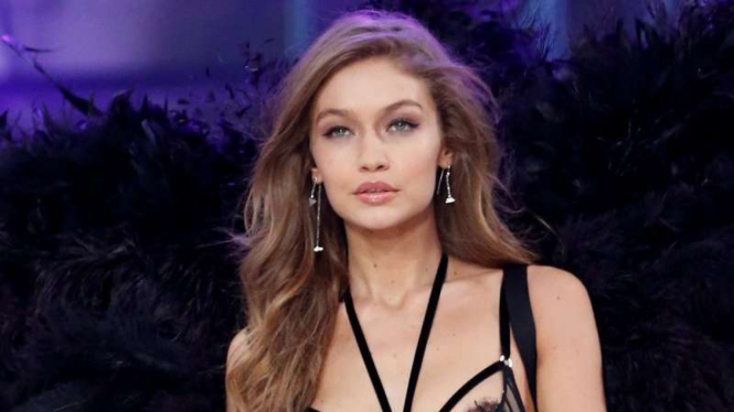 Gigi Hadid memeragakan bikini di Victoria's Secret Fashion Show
