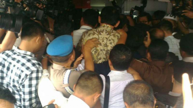 Tersangka Kasus penistaan agama Basuki Tjahaja Purnama dibawa ke Kejaksaan Agung