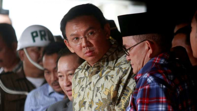 Basuki Tjahaja Purnama alias Ahok saat keluar dari gedung Kejaksaan Agung, 1 Desember 2016. 
