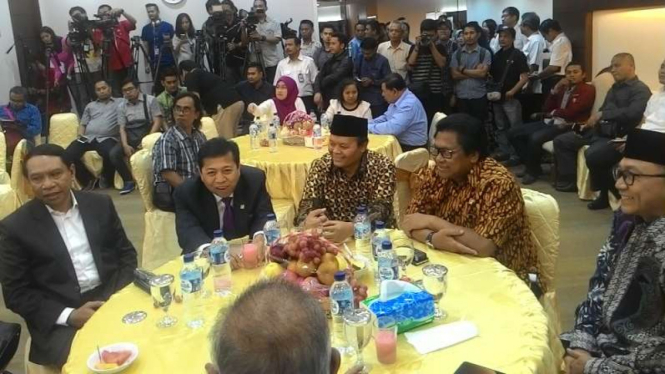 Pimpinan DPR bersama pimpinan MPR.